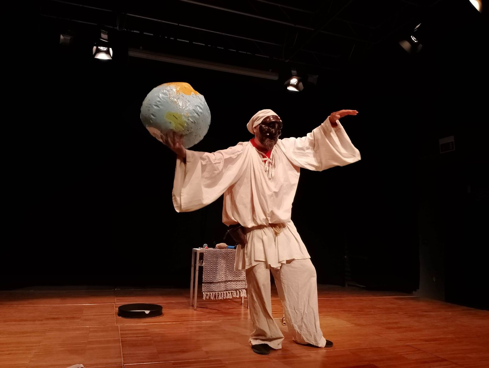 scena di teatro con pulcinella